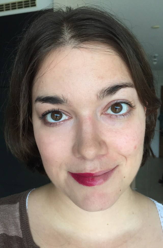 Sans les lunettes côté gauche maquillé, côté droit naturel