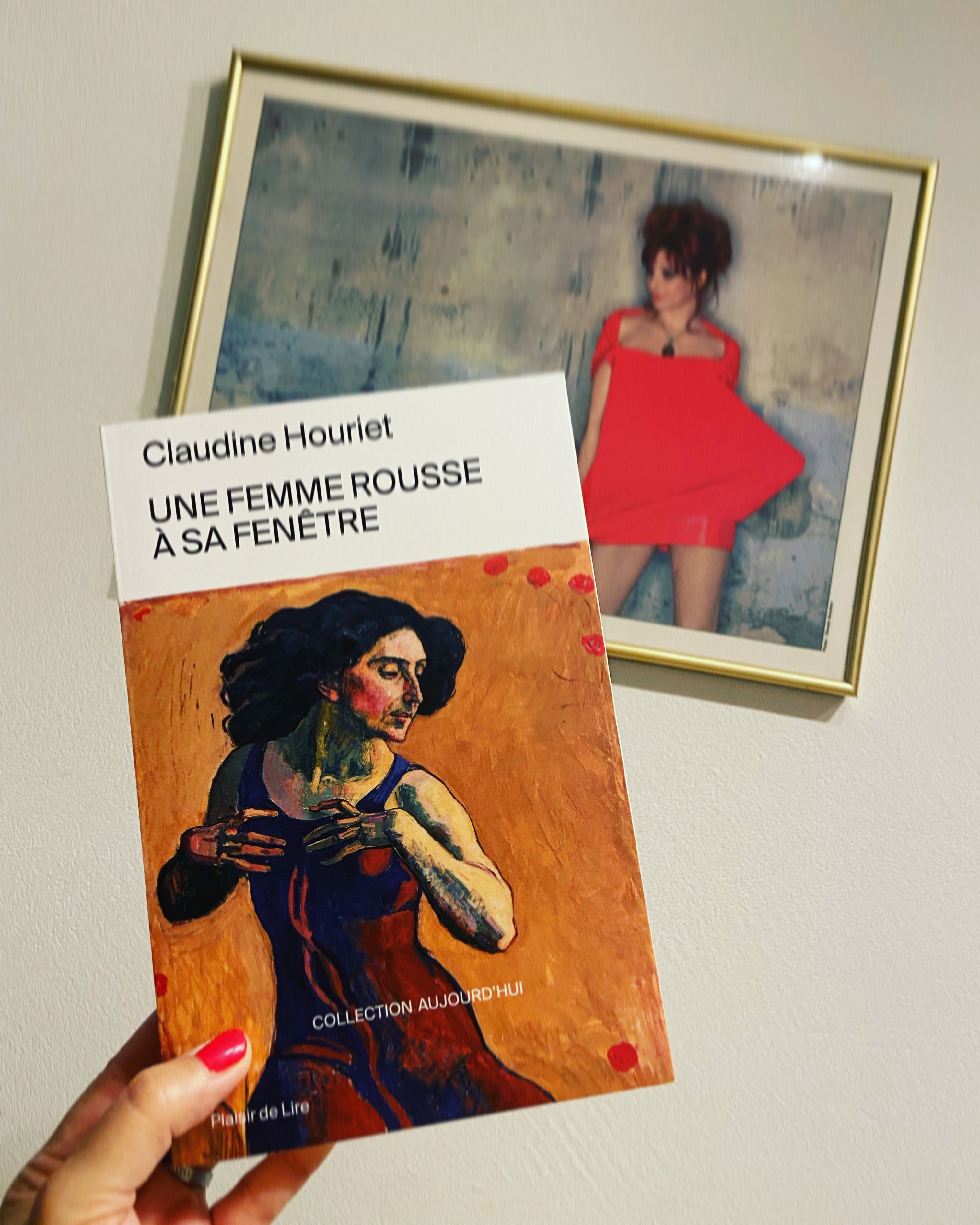 une femme rousse à sa fenêtre